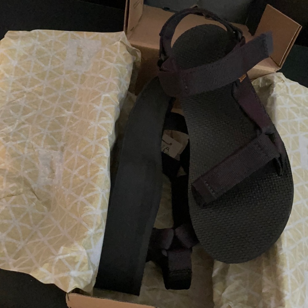 Teva black flat form universal size 6